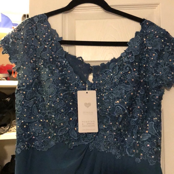 Formal gown - Picture 2 of 5